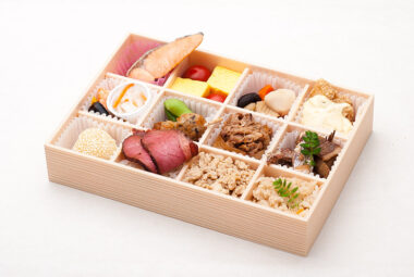 38.ローストビーフご飯と牛すきやきプレミアム12単幕の内仕出し弁当