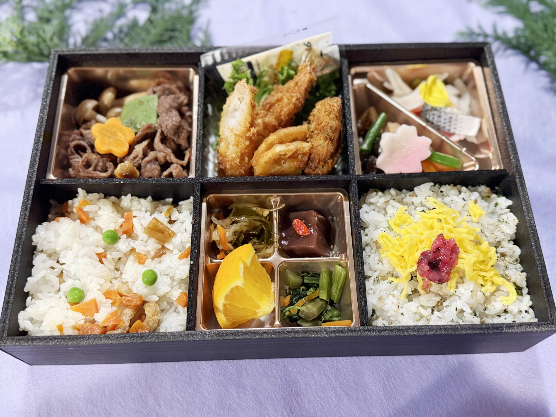 （801）牛すき焼き&ミックスフライ・六マス弁当