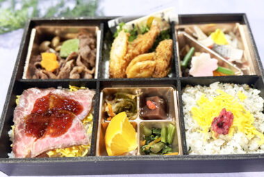 （804）牛ステーキと牛すき焼き6マス弁当