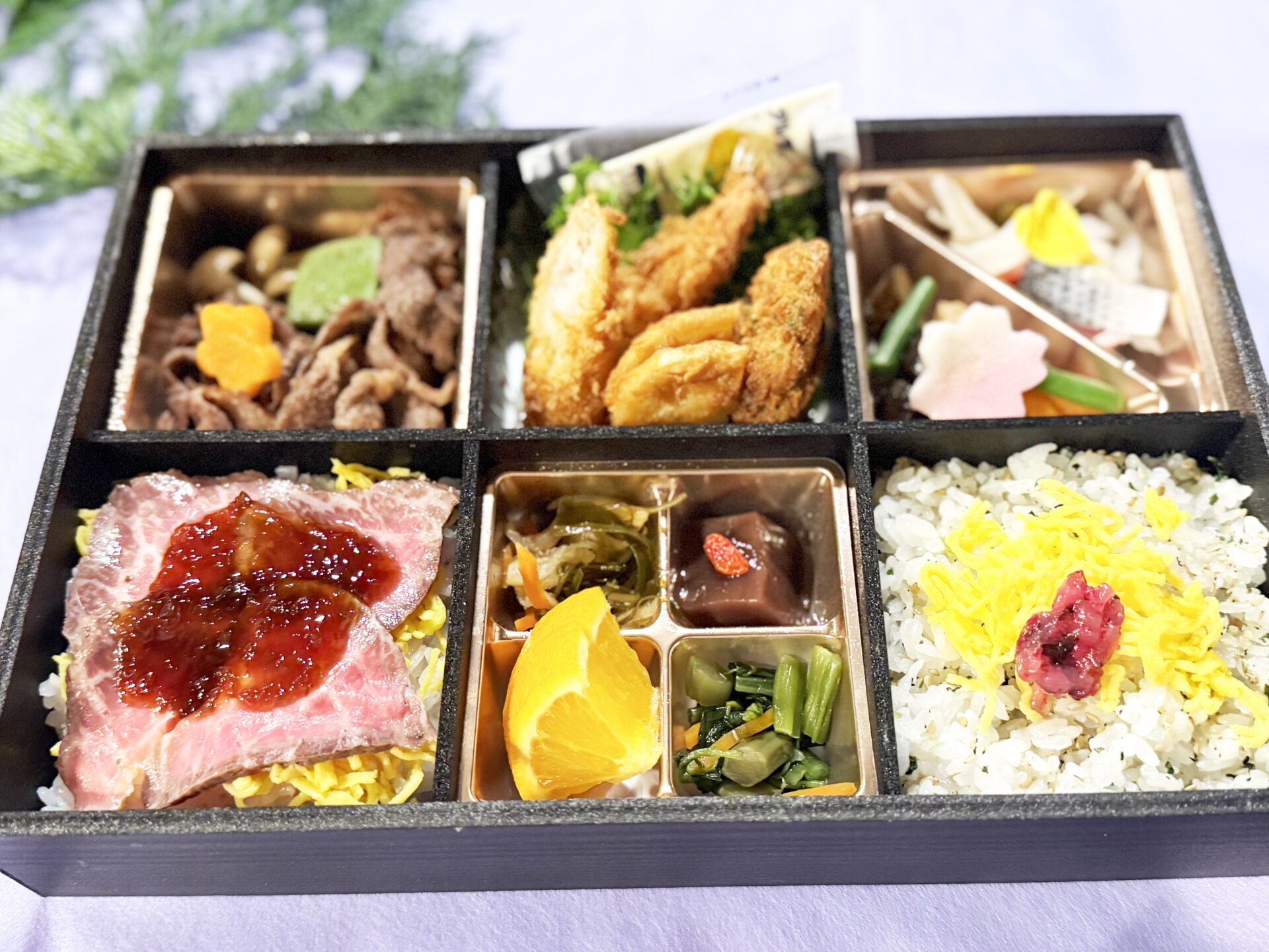 （804）牛ステーキと牛すき焼き6マス弁当